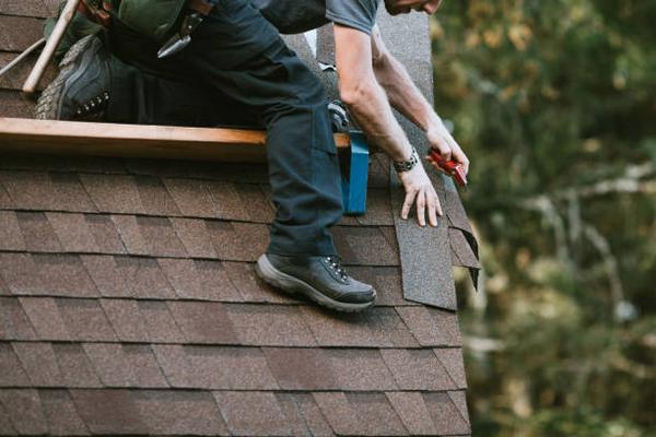 Choosing the Best Roof Installation Service Near Me: Factors to Consider and Mistakes to Avoid